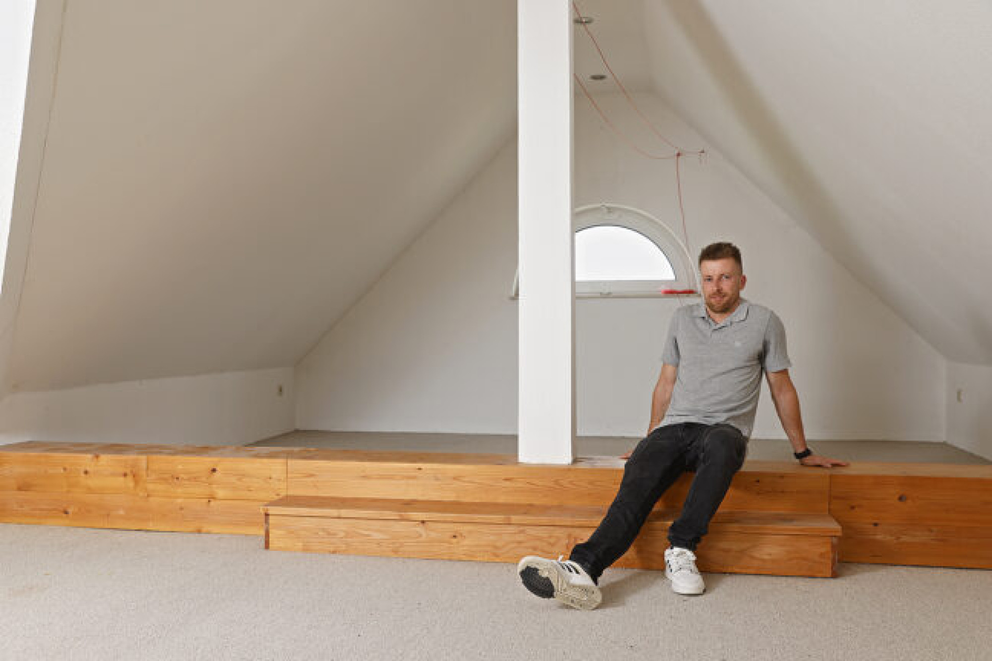 25.08.2025
Recklinghausen
Heiko Becker hat eine Eigentumswohung gekauft 
Jaroslaw Wojtowicz von der Sparkasse ( groß , Glatze ) und Tom Ochmann (dunkles Jacket ) haben ihn unterstützt und beraten . 
foto: copyright  marco stepniak  -  
mobil  +49  171-2771906 ,  marco@stepniak-bild.de